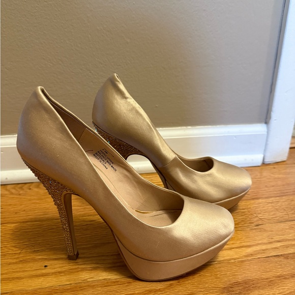 Steve Madden Shimmering Gold Platform Heels - Picture 1 of 7